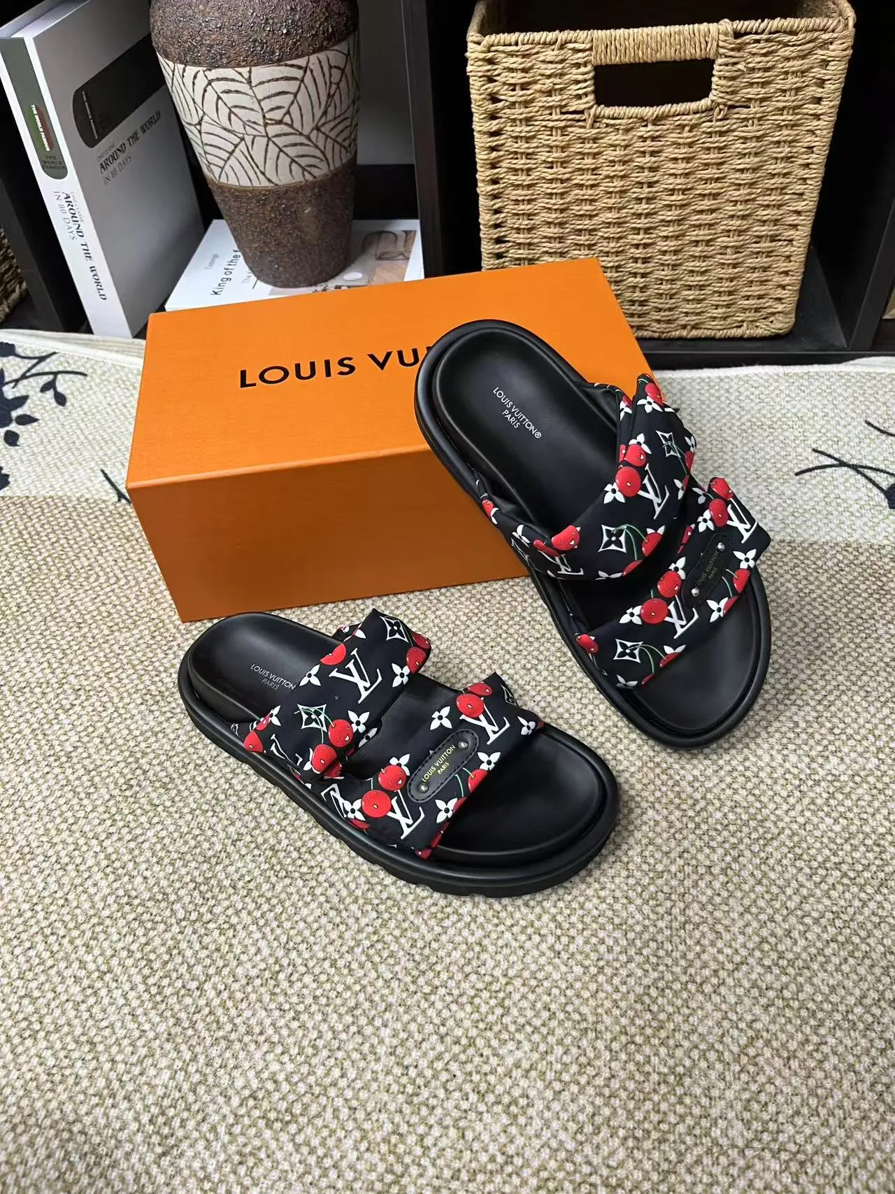 P340 yuan LV Louis Vuitton Full of high-end feel! A popular model among bloggers at home and abroad, it’s retro and fashionable, and looks stunning on your feet! Mainly recommended model on the official website★ ━━━━━ ЅᏇєєt ━━━━━ ▪️Upper: original calfskin ➕5D printing process ▪️Inner: imported mixed sheepskin ▪️Outsole: original molded foam outsole ▪️Size: Female 35-40 Men's 39-44 (women's 41 men's 45)